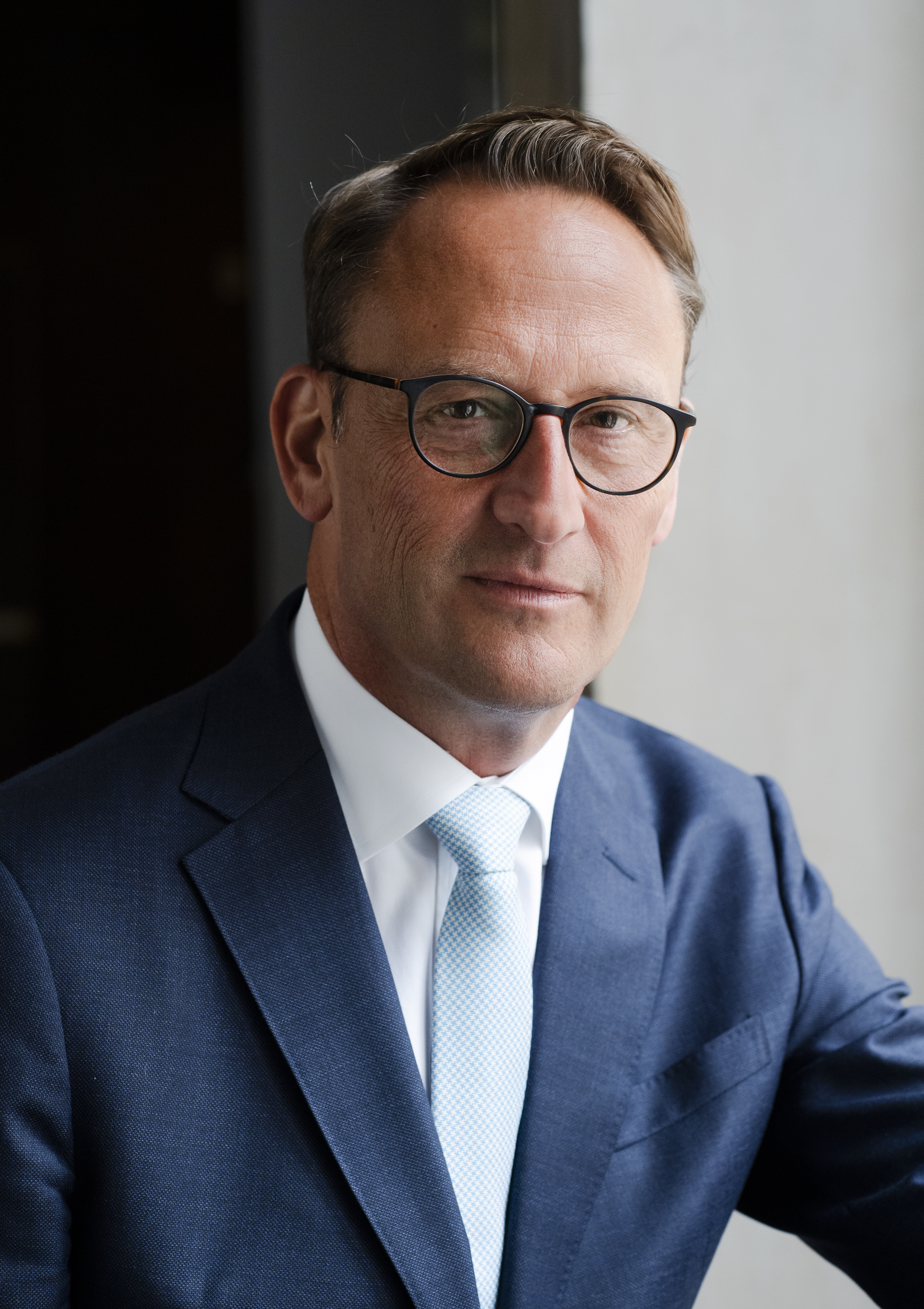 Dr Tobias Schmid
